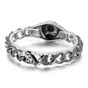 Retro stainless steel curb chain bracelet with engraved cloud patterns and skull centerpiece