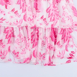 Robe longue en mousseline à fleurs roses, col carré et volants superposés élégants