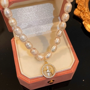 Baroque pearl necklace with gold star pendant in a pink velvet jewelry box