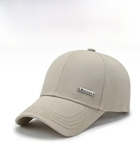 Vue détaillée de la casquette kaki avec badge Narason et coutures sur la visière