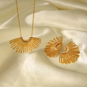 Détail du pendentif en éventail et boucles d'oreilles avec cristaux sur de la soie