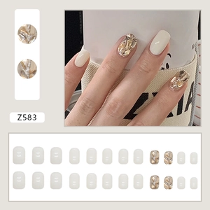 Unghie finte corte quadrate bianco crema con glitter champagne e strass scintillanti