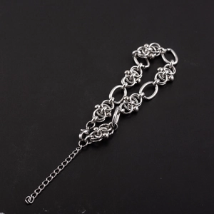 Bracelet chaîne en acier inoxydable pour homme avec maillons larges sur fond noir