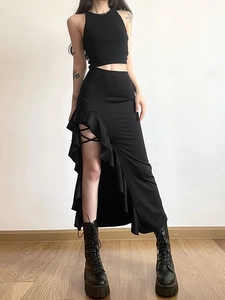 Completo sexy nero due pezzi con crop top senza maniche e gonna con spacco e volant