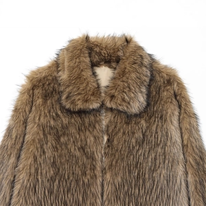 Giacca da donna in ecopelliccia marrone scuro con collo a revers e zip in metallo