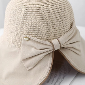 Cappello da sole in paglia a tesa larga con fiocco in tela e logo metallico