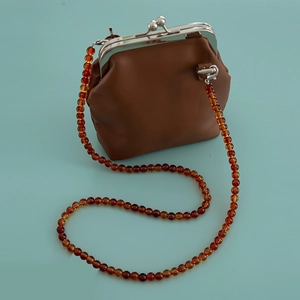 Vintage dunkelbraune mattierte Leder-Tasche mit Bernstein Harz Perlenkette Riemen