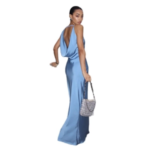 Robe de soirée sexy dos nu en satin bleu avec col bénitier et silhouette longue élégante