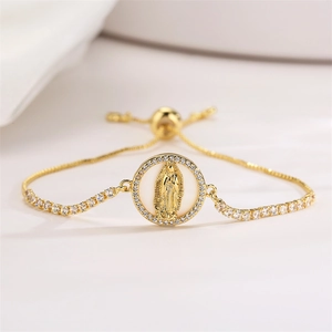 Detail van de gouden armband met Maagd Maria-bedeltje, witte zirkoon en verstelbare sluiting