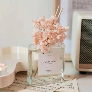 Diffusore di aromi con fiori secchi e bastoncini in vetro per arredo casa curato
