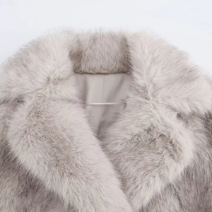 Détail de la texture en fausse fourrure douce et du revers de ce manteau d'hiver gris