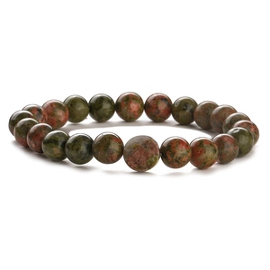 Vista dettagliata del bracciale di perle in pietra Unakite naturale con venature