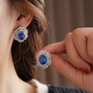 Set di gioielli vintage con orecchini ovali in pietra blu reale e alone di diamanti