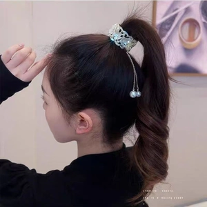 Vue détaillée de la pince à cheveux lotus blanc avec élégants pompons de perles