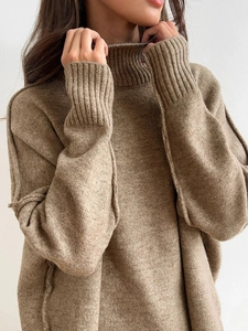 Damen-Rollkragenpullover-Set in Khaki mit markanten Außennähten für den Herbst