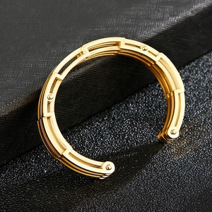 Goldenes Herren-C-Armband aus Titanstahl im Rock-Stil mit geometrischem Scharnier-Design