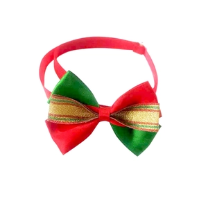 Détail du nœud papillon de Noël pour animaux avec rubans rouge vert or et élastique