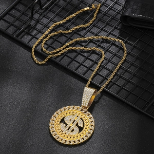 Collier avec pendentif signe dollar doré serti de strass sur une chaîne torsadée