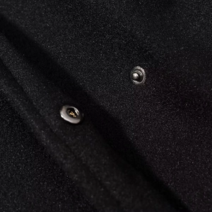 Minimalistische zwarte damesjas met opstaande kraag en zilveren metalen drukknopen