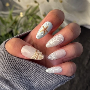 3D ocean themed press-on nails featuring starfish, sea shells and transparent water bubbles