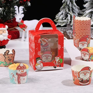 Weihnachtliche Muffinförmchen mit Rentier- und Schneemannmotiven in einer Geschenkbox