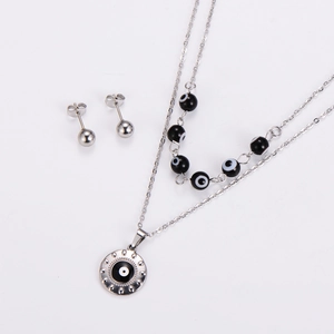Gros plan sur l'ensemble bijoux argenté avec pendentif concentrique et boucles d'oreilles