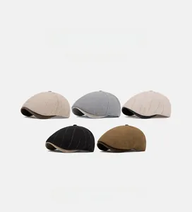 Flache Darstellung von Vintage-Schiebermützen in Beige, Grau, Schwarz und Braun