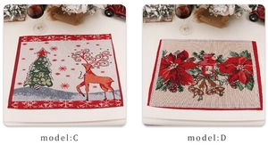 Twee feestelijke gebreide kerst placemats met rendier- en bloemmotieven op een tafel