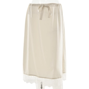 Jupe mi-longue élégante en satin champagne à taille haute avec bordure en dentelle