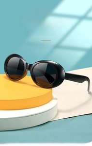 Nahaufnahme einer Retro-Kinder-Sonnenbrille mit schwarzem Gestell auf einem Display-Stand