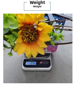 Detailed view of the artificial sunflower wreath weighing 274g on a digital scale