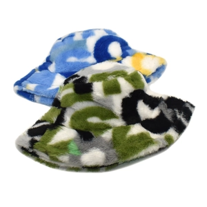 Bobs en fausse fourrure pelucheuse avec motifs camouflage abstrait et jungle pour l'hiver