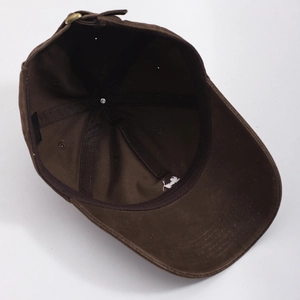 Dettaglio dell'interno del cappello in cotone con cuciture e fibbia in metallo regolabile