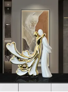Détail de figurines de couple modernes abstraites en céramique blanc et or