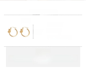 Gros plan boucles d'oreilles nœud doré montrant les détails de 2,5cm et le poids de 8,1g