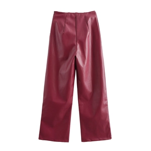 Détails du dos d'un pantalon large taille haute en similicuir bordeaux sur fond blanc