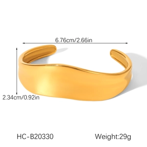 Detailed dimensions of the 18K gold wave bangle with 6.76cm diameter and 29g weight
