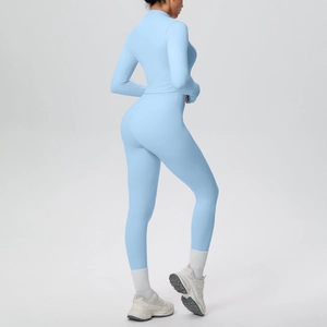 Dettaglio del set yoga celeste con leggings a vita alta e giacca sportiva con zip