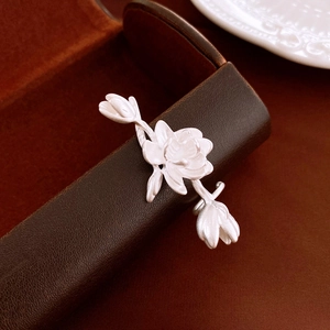 Vue détaillée de la boucle d'oreille fleurie vintage en argent mat et brossé