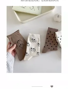 Detail von Herbst Winter Baumwollsocken mit süßen Cartoon Hunden und gepunkteten Mustern