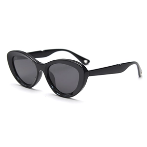 Classic black vintage cat-eye polarized sunglasses with stylish oval frames for women and men