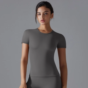 Detailstruktur des dunkelgrauen, feuchtigkeitsableitenden Stoffes am Slim-Fit Yoga-Oberteil