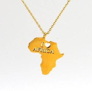 Dettaglio del ciondolo mappa Africa dorato con intaglio I Heart Africa e catena sottile