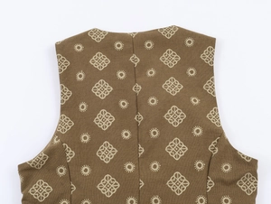 Vue arrière à plat du gilet brodé ethnique marron avec texture tissée élégante