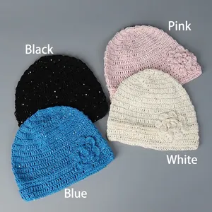 Berretti in maglia floreale glitterata da donna in nero, rosa, bianco e blu