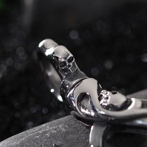 Polished 304 stainless steel skull keychain with a 360-degree rotating swivel clasp
