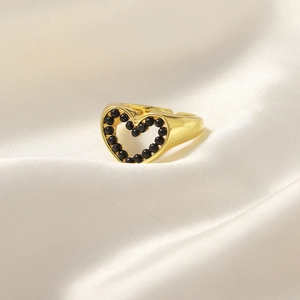 Bague coeur dorée ajustable avec perles noires sur fond de soie blanche raffiné