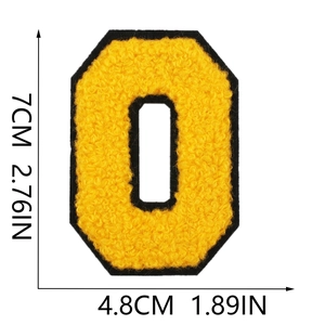 Dettaglio toppa ciniglia gialla numero 0 con misure 7 cm di altezza e 4,8 cm di larghezza