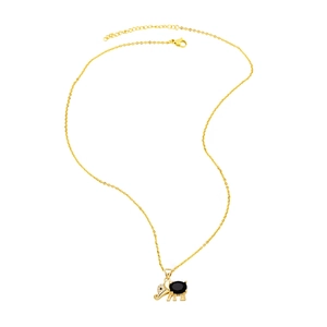 Detail van gouden olifant ketting met zwarte edelsteen en sprankelende zirkonia