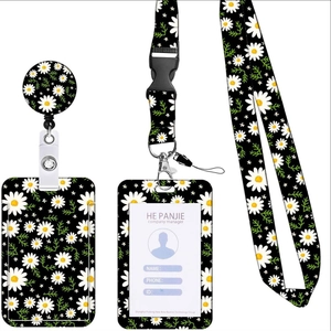 Set con porta badge retrattile e cordino con grazioso motivo floreale di margherite nere.